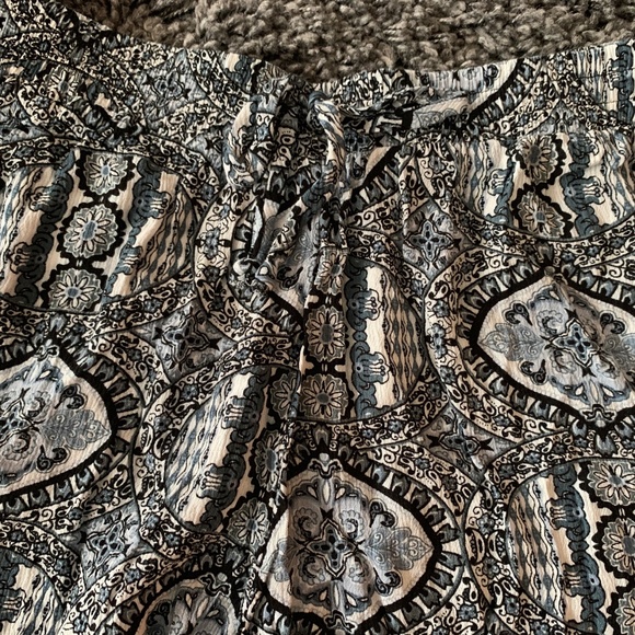 Boho Style Flowy Patterned Shorts Size Medium - Picture 3 of 8